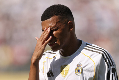 <a href=/juxing/look/zuqiuzhibo/119.html target=_blank class=infotextkey>梅西</a>已揽4金球+3<a href=/look/zuqiuzhibo/ouguan/ target=_blank class=infotextkey>欧冠</a>，C罗1金球+1欧冠，同龄姆巴佩仍0金球0欧冠